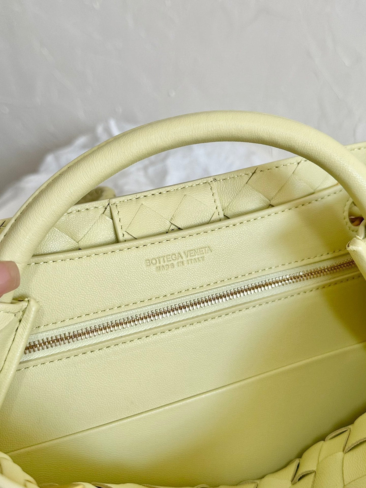 BOTTEGA VENETA SMALL ANDIAMO 25CM LIGHT YELLOW LAMBSKIN
