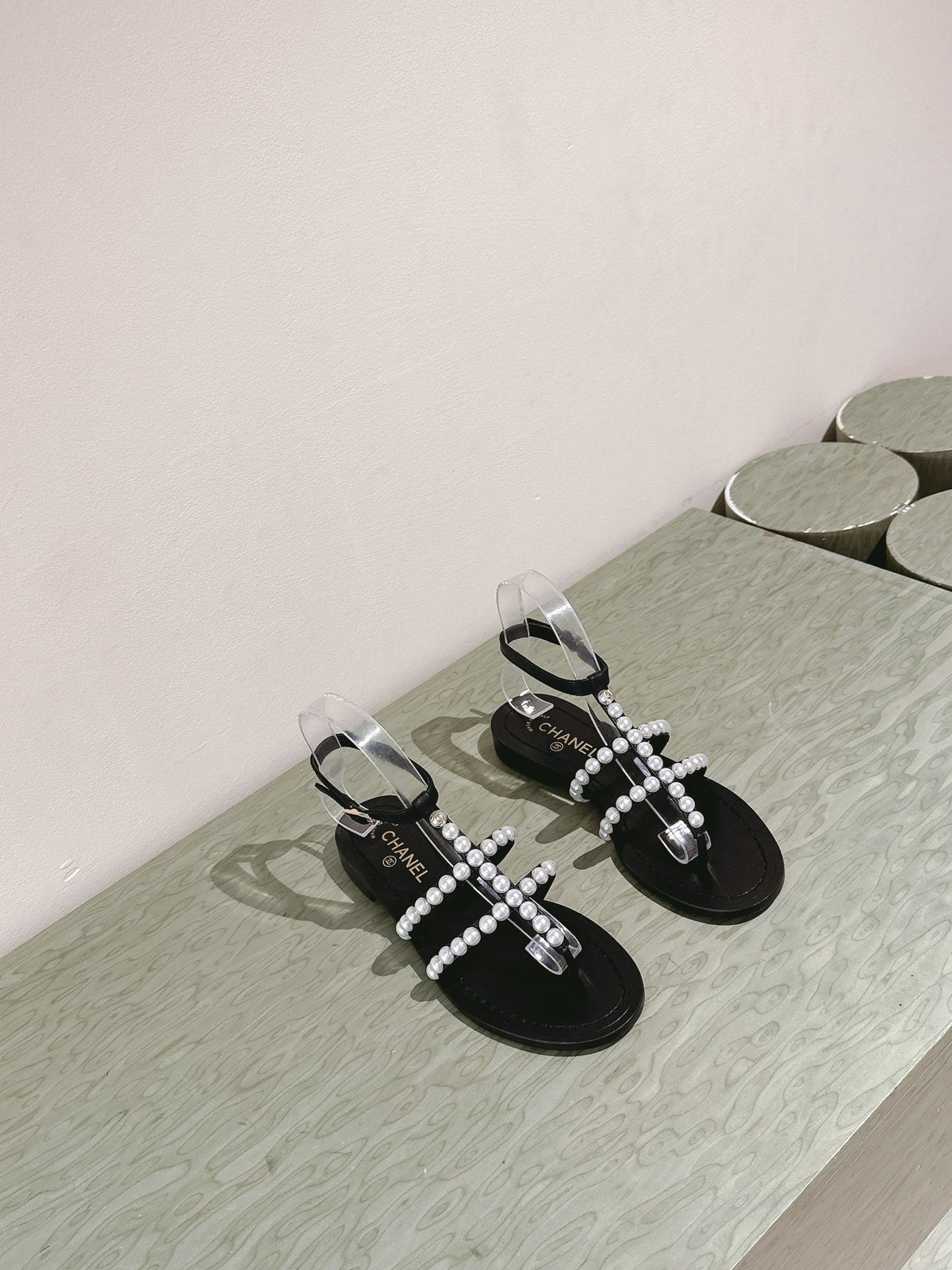 CHANEL SANDALS PEARL ROMAN IN BLACK LAMBSKIN