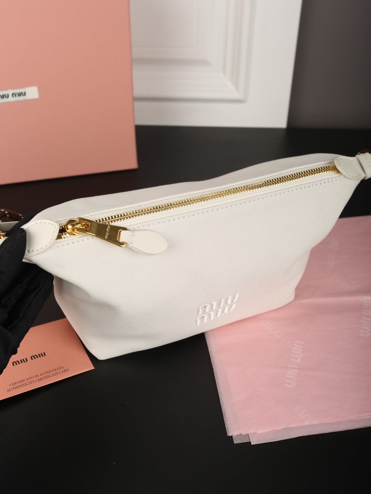 CHAIN SHOULDER BAG 18 IN WHITE FABRIC GOLD HARDWARE