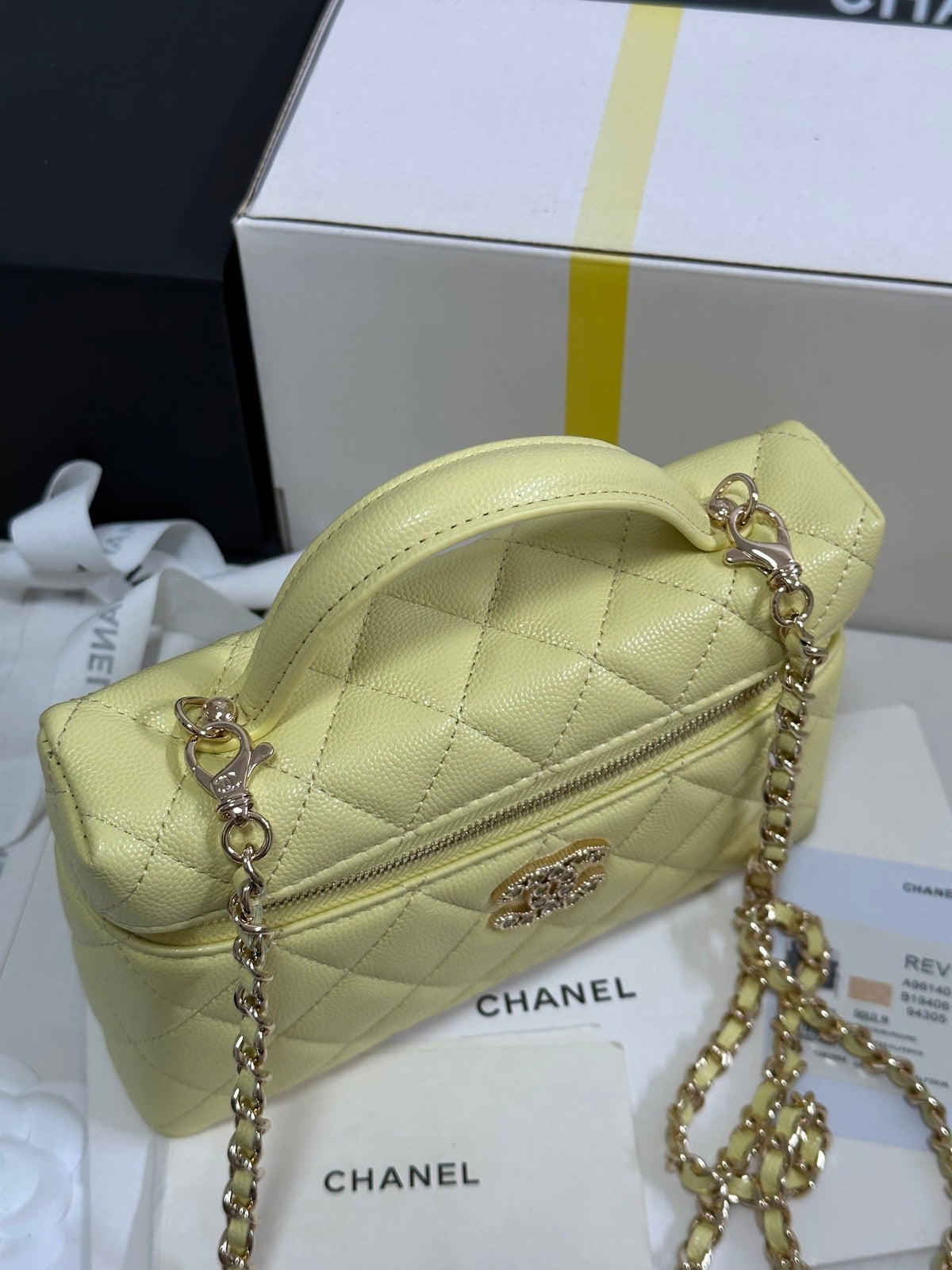 CHANEL STRASS VANITY QUILTED CASE 19 IN YELLOW CALFSKIN WITH GOLD METALLIC